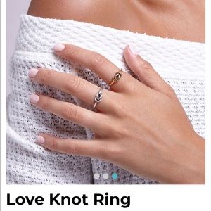 NWT Luca + Danni Love Knot Ring in gold